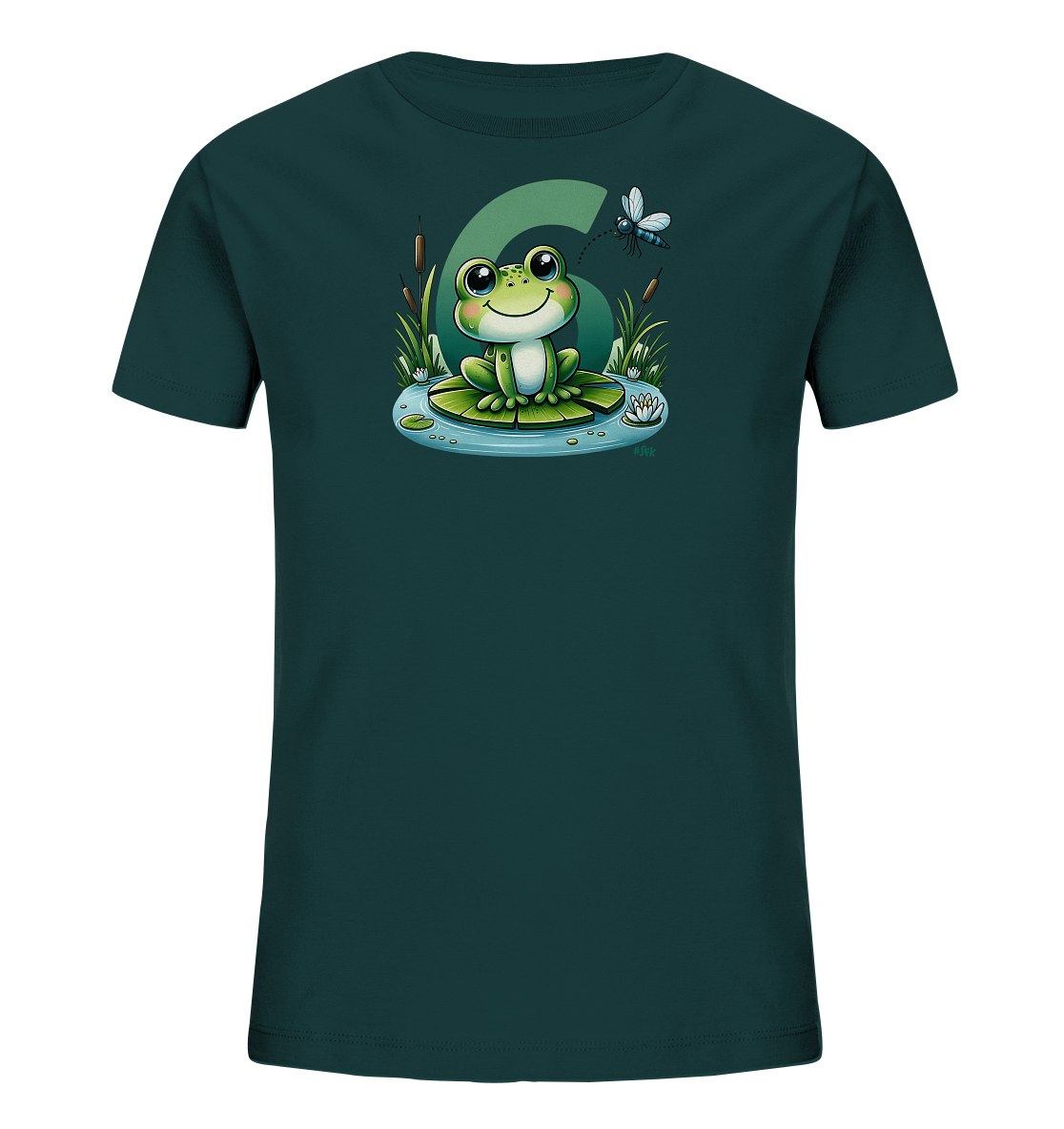 Onlineshop Shirts fuer Kinder - Das Bild zeigt ein dunkelgruenes Kinder-T-Shirt, verziert mit einer froehlichen Illustration. Ein Cartoon-Frosch sitzt auf einem Seerosenblatt in einer Teichlandschaft, umgeben von Schilf und Seerosen. Hinter dem Frosch ist eine grosse Zahl '6' platziert, und eine Libelle fliegt in der Naehe. Das Motiv ist farbenfroh und detailreich.
