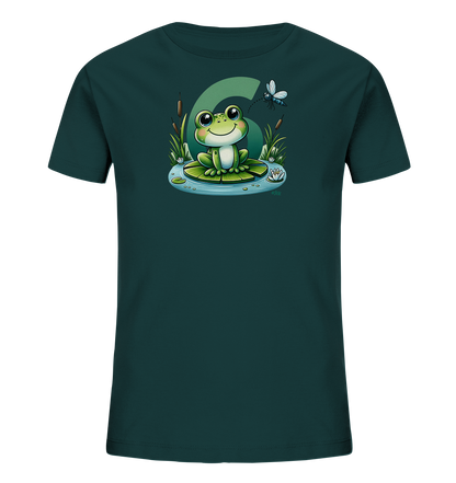 Onlineshop Shirts fuer Kinder - Das Bild zeigt ein dunkelgruenes Kinder-T-Shirt, verziert mit einer froehlichen Illustration. Ein Cartoon-Frosch sitzt auf einem Seerosenblatt in einer Teichlandschaft, umgeben von Schilf und Seerosen. Hinter dem Frosch ist eine grosse Zahl '6' platziert, und eine Libelle fliegt in der Naehe. Das Motiv ist farbenfroh und detailreich.