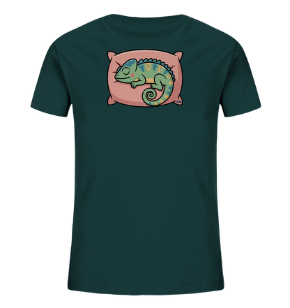 Onlineshop Shirts fuer Kinder - Das Bild zeigt ein dunkelgruenes Kinder-T-Shirt mit einem niedlichen Motiv auf der Vorderseite. Ein cartoonhaftes, gruenes Chamaeleon ist darauf zu sehen, wie es friedlich auf einem rosafarbenen Kissen schlaeft. Das Design ist verspielt und detailreich, mit sanften Farben. Es verleiht dem Shirt einen ruhigen und freundlichen Charakter.
