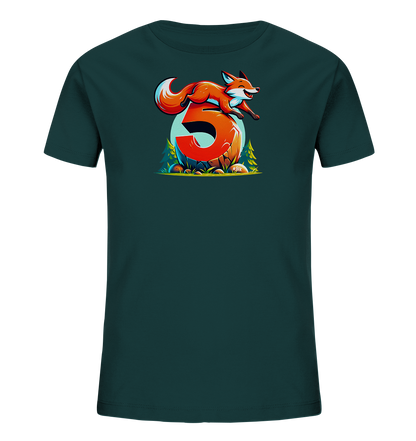 Onlineshop Shirts für Kinder - Das Bild zeigt ein Kinder T-Shirt in der Farbe Dunkelgrün oder Petrol. Auf der Vorderseite befindet sich eine farbenfrohe Illustration im Cartoon-Stil. Zentral ist ein orangefarbener Fuchs dargestellt, der dynamisch über eine große, rot-orangefarbene Zahl "3" springt. Die Grafik umfasst außerdem Details wie Bäume, Steine und Gras vor einem hellblauen Kreis im Hintergrund.