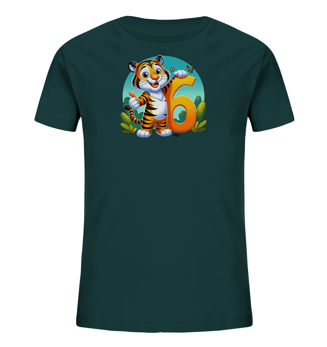 Onlineshop Shirts fuer Kinder - Das Bild zeigt ein dunkelgruenes T-Shirt fuer Kinder mit einem froehlichen Aufdruck. Im Zentrum des Motivs steht ein laechelnder Cartoon-Tiger, der sich an die grosse orangefarbene Zahl Sechs anlehnt. Dahinter sind stilisiertes Gruen und ein kleiner Schmetterling zu sehen. Das gesamte Design wirkt kindgerecht und farbenfroh.