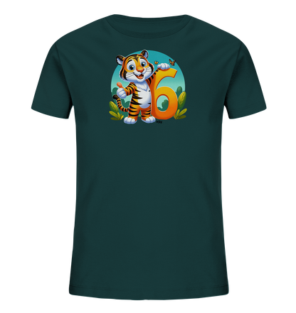 Onlineshop Shirts fuer Kinder - Das Bild zeigt ein dunkelgruenes T-Shirt fuer Kinder mit einem froehlichen Aufdruck. Im Zentrum des Motivs steht ein laechelnder Cartoon-Tiger, der sich an die grosse orangefarbene Zahl Sechs anlehnt. Dahinter sind stilisiertes Gruen und ein kleiner Schmetterling zu sehen. Das gesamte Design wirkt kindgerecht und farbenfroh.