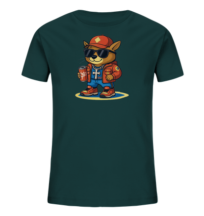 Onlineshop Shirts fuer Kinder - Das Bild zeigt ein dunkelgruenes Kinder-T-Shirt mit einer coolen Cartoon-Figur. Die Figur, aehnlich einer Katze, traegt eine rote Kappe, Sonnenbrille, eine Jacke und Jeans. Sie haelt eine rote Dose in der Pfote und steht auf einer gelben Flaeche. Das Design wirkt modern und laessig.