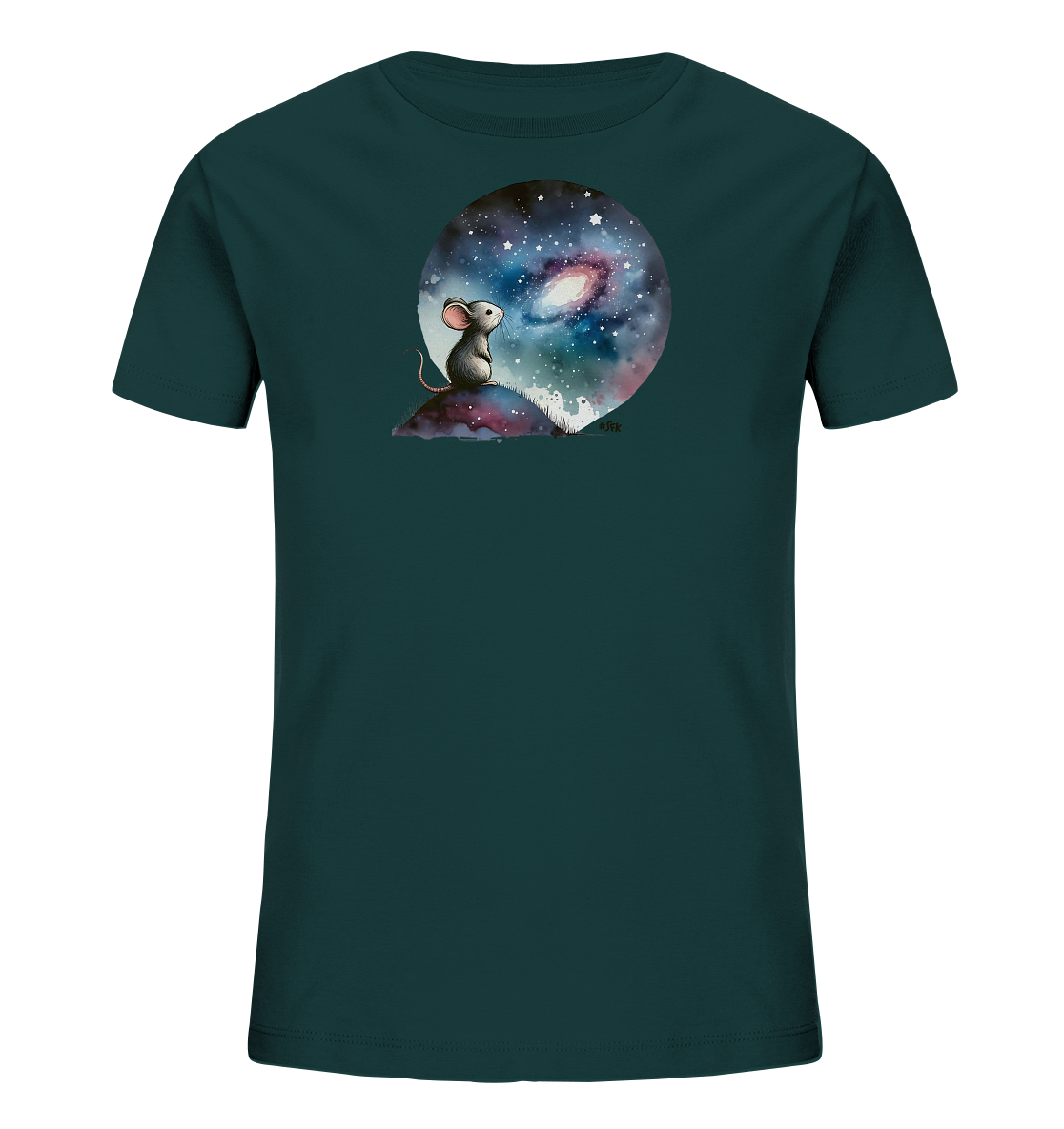 Onlineshop Shirts für Kinder - Das Bild zeigt ein dunkelgrünes Kinder-T-Shirt mit einem runden Motiv auf der Vorderseite. Die Illustration zeigt eine kleine Maus, die auf einem Hügel sitzt und zu einem detailreichen Sternenhimmel mit einer Galaxie aufblickt. Das Design ist in einem künstlerischen, an Wasserfarben erinnernden Stil gehalten. Es vermittelt eine friedliche und kosmische Stimmung.