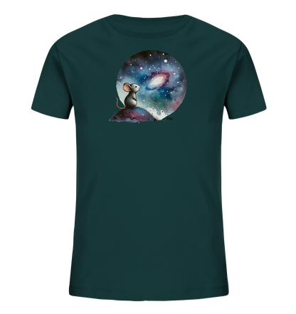 Onlineshop Shirts für Kinder - Das Bild zeigt ein dunkelgrünes Kinder-T-Shirt mit einem runden Motiv auf der Vorderseite. Die Illustration zeigt eine kleine Maus, die auf einem Hügel sitzt und zu einem detailreichen Sternenhimmel mit einer Galaxie aufblickt. Das Design ist in einem künstlerischen, an Wasserfarben erinnernden Stil gehalten. Es vermittelt eine friedliche und kosmische Stimmung.