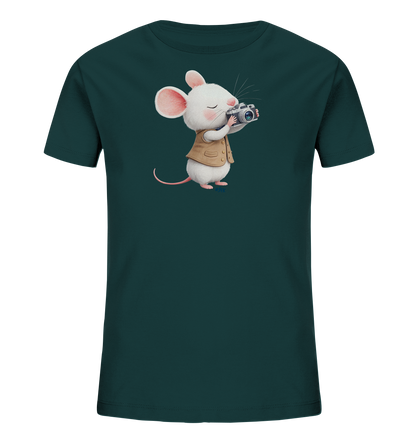 Onlineshop Shirts fuer Kinder - Das Bild zeigt ein dunkelgruenes Kinder-T-Shirt mit einer niedlichen Illustration einer weissen Maus auf der Vorderseite. Die Maus traegt eine braune Weste und haelt eine Kamera, als wuerde sie gerade ein Foto machen. Ihre Augen sind dabei geschlossen, was ihr einen konzentrierten und liebenswerten Ausdruck verleiht. Das Design wirkt verspielt und ansprechend fuer Kinder.