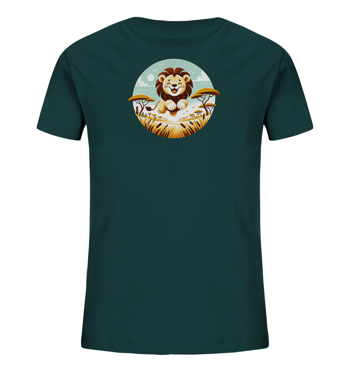 Onlineshop Shirts fuer Kinder - Das Bild zeigt ein dunkelgruenes Kinder-T-Shirt mit einem runden Aufdruck auf der Vorderseite. Der Aufdruck stellt einen freundlichen, cartoonhaften Loewen in einer Savannenlandschaft dar. Man sieht hohes Gras, typische Baeume, Voegel am Himmel und Wolken im Hintergrund. Das farbenfrohe Motiv verleiht dem Shirt einen froehlichen und abenteuerlichen Look.