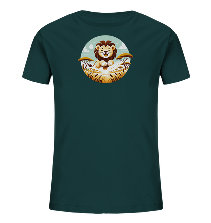Onlineshop Shirts fuer Kinder - Das Bild zeigt ein dunkelgruenes Kinder-T-Shirt mit einem runden Aufdruck auf der Vorderseite. Der Aufdruck stellt einen freundlichen, cartoonhaften Loewen in einer Savannenlandschaft dar. Man sieht hohes Gras, typische Baeume, Voegel am Himmel und Wolken im Hintergrund. Das farbenfrohe Motiv verleiht dem Shirt einen froehlichen und abenteuerlichen Look.