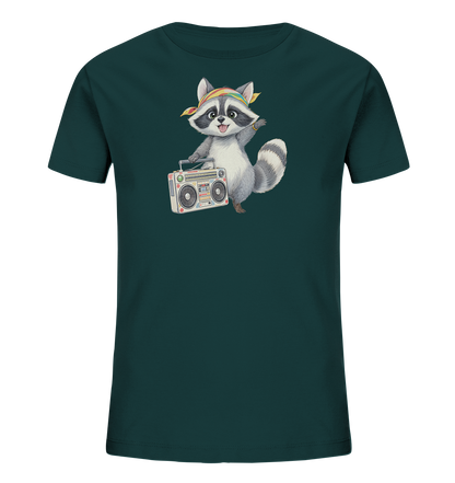 Onlineshop Shirts fuer Kinder - Das dunkelgruene T-Shirt zeigt auf der Vorderseite eine Illustration eines laechelnden Waschbaeren. Der Waschbaer traegt ein buntes Stirnband und haelt einen detaillierten Boombox-Radio in seinen Pfoten. Eine Pfote ist zum Gruss erhoben, was dem Motiv einen freundlichen und dynamischen Ausdruck verleiht.