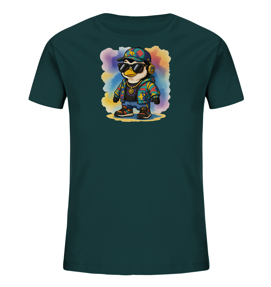 Onlineshop Shirts fuer Kinder - Das Bild zeigt ein dunkelgruenes Kinder-T-Shirt mit einem auffaelligen Pinguin-Motiv auf der Vorderseite. Der Pinguin ist im urbanen Stil gekleidet, mit Sonnenbrille, Kappe, Kopfhoerern, Goldkette und einem farbenfrohen Hoodie. Er steht vor einem bunten, aquarellartigen Hintergrund, der dem Design einen lebhaften Charakter verleiht. Das gesamte Motiv strahlt Coolness und Verspieltheit aus, ideal fuer Kinder.