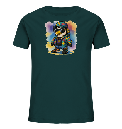 Onlineshop Shirts fuer Kinder - Das Bild zeigt ein dunkelgruenes Kinder-T-Shirt mit einem auffaelligen Pinguin-Motiv auf der Vorderseite. Der Pinguin ist im urbanen Stil gekleidet, mit Sonnenbrille, Kappe, Kopfhoerern, Goldkette und einem farbenfrohen Hoodie. Er steht vor einem bunten, aquarellartigen Hintergrund, der dem Design einen lebhaften Charakter verleiht. Das gesamte Motiv strahlt Coolness und Verspieltheit aus, ideal fuer Kinder.