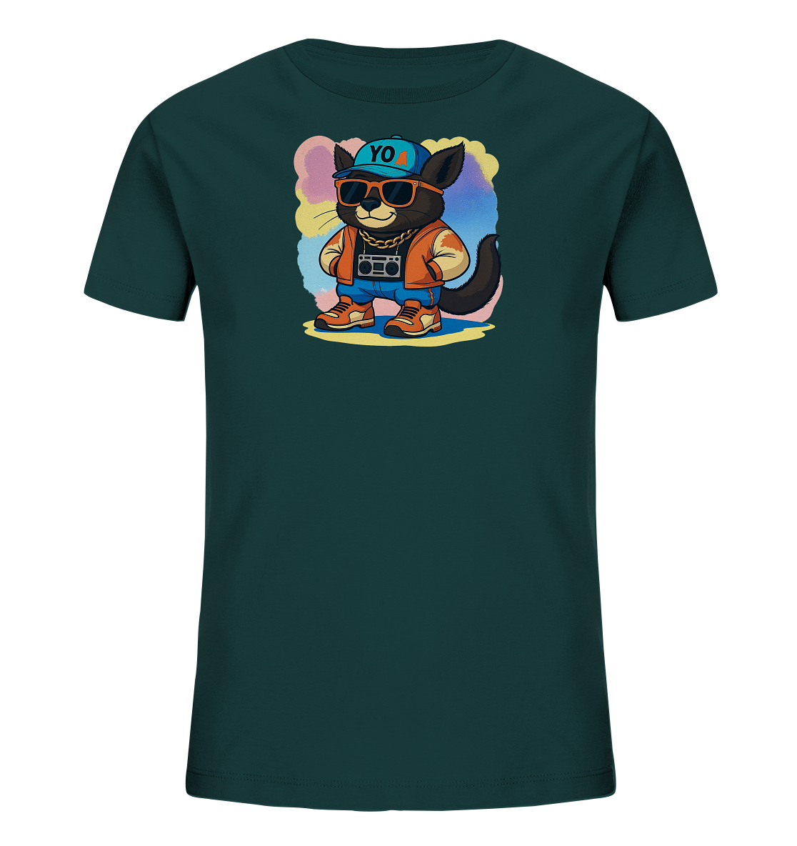 Onlineshop Shirts fuer Kinder - Das Bild zeigt ein dunkelgruenes Kinder-T-Shirt mit einem markanten Motiv eines Katers in Cartoon-Stil. Der Kater traegt eine orangefarbene Jacke, blaue Jeans, Sonnenbrille und eine blaue Kappe. Er haelt einen Ghettoblaster und traegt eine goldene Kette, was ihm einen laessigen Hip-Hop-Look verleiht. Im Hintergrund befindet sich eine farbenfrohe, wolkenartige Form in verschiedenen Pastelltoenen.