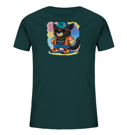 Onlineshop Shirts fuer Kinder - Das Bild zeigt ein dunkelgruenes Kinder-T-Shirt mit einem markanten Motiv eines Katers in Cartoon-Stil. Der Kater traegt eine orangefarbene Jacke, blaue Jeans, Sonnenbrille und eine blaue Kappe. Er haelt einen Ghettoblaster und traegt eine goldene Kette, was ihm einen laessigen Hip-Hop-Look verleiht. Im Hintergrund befindet sich eine farbenfrohe, wolkenartige Form in verschiedenen Pastelltoenen.