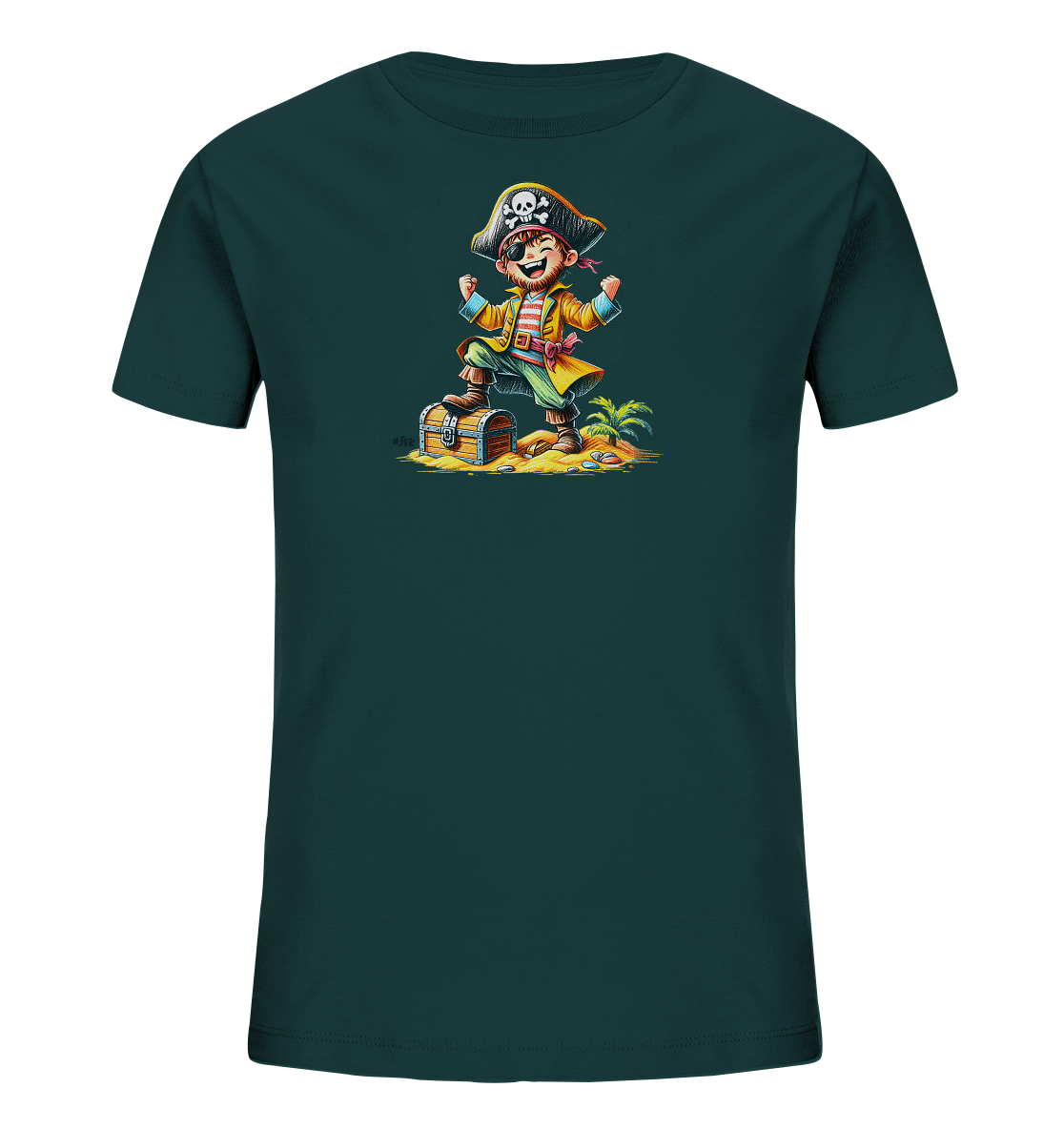Onlineshop Shirts fuer Kinder - Dieses dunkelgruene Kinder-T-Shirt zeigt eine lebendige Grafik eines froehlichen Piraten. Der Cartoon-Pirat steht triumphierend auf einer geoeffneten Schatzkiste, umgeben von Sand und Palmblaettern. Er traegt eine Piratenhut mit Totenkopf, eine Augenklappe und ein gelbes Oberteil. Das Design wirkt verspielt und faengt die Freude an Abenteuer ein.