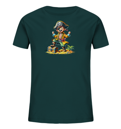Onlineshop Shirts fuer Kinder - Dieses dunkelgruene Kinder-T-Shirt zeigt eine lebendige Grafik eines froehlichen Piraten. Der Cartoon-Pirat steht triumphierend auf einer geoeffneten Schatzkiste, umgeben von Sand und Palmblaettern. Er traegt eine Piratenhut mit Totenkopf, eine Augenklappe und ein gelbes Oberteil. Das Design wirkt verspielt und faengt die Freude an Abenteuer ein.
