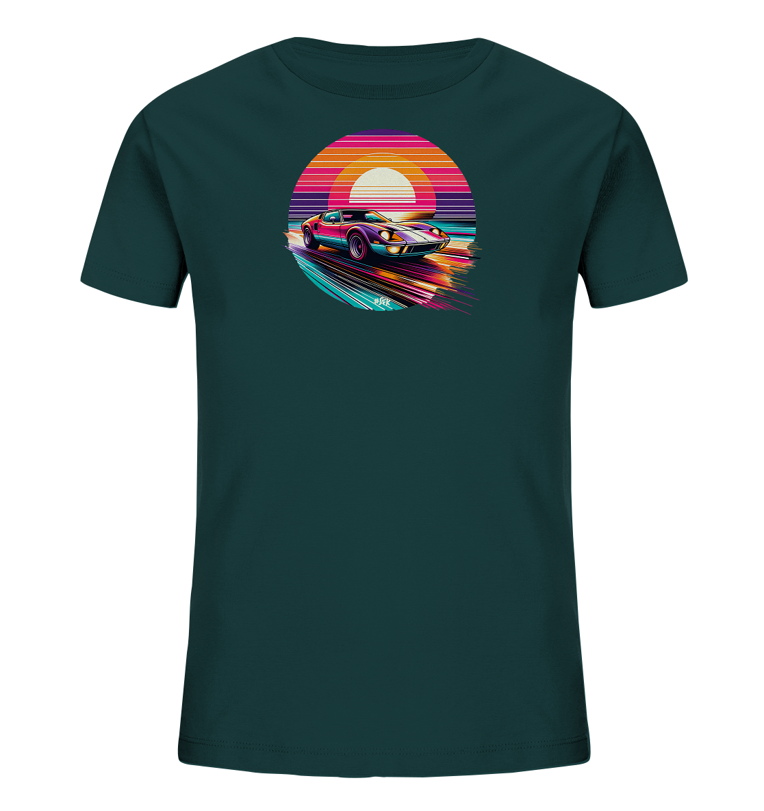 Onlineshop Shirts fuer Kinder - Das dunkelgruene T-Shirt zeigt einen dynamischen Druck eines Sportwagens auf der Vorderseite. Der Wagen faehrt einem stilisierten Sonnenuntergang entgegen, dargestellt durch bunte horizontale Streifen. Das Design im Retro-Stil besticht durch leuchtende Farben und Bewegungslinien, die Geschwindigkeit suggerieren. Ein auffaelliges Motiv fuer Auto-Fans.
