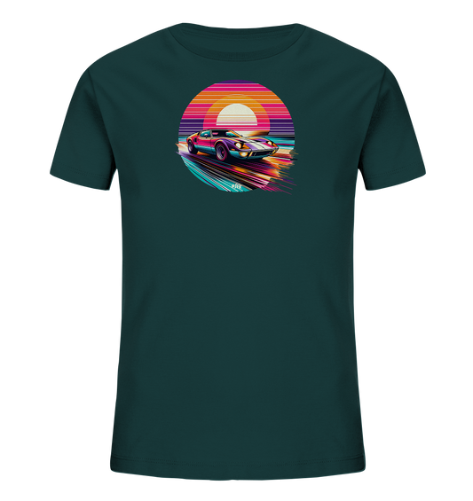Onlineshop Shirts fuer Kinder - Das dunkelgruene T-Shirt zeigt einen dynamischen Druck eines Sportwagens auf der Vorderseite. Der Wagen faehrt einem stilisierten Sonnenuntergang entgegen, dargestellt durch bunte horizontale Streifen. Das Design im Retro-Stil besticht durch leuchtende Farben und Bewegungslinien, die Geschwindigkeit suggerieren. Ein auffaelliges Motiv fuer Auto-Fans.