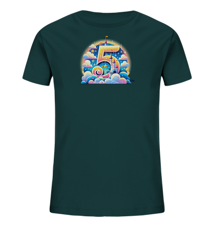 Onlineshop Shirts für Kinder - Das Bild zeigt ein dunkelpetrolfarbenes Kinder-T-Shirt mit einem farbenfrohen, runden Motiv auf der Vorderseite. Das Design umfasst eine große, stilisierte goldene Zahl '5', die mit einem Märchenschloss in einer Wolkenlandschaft integriert ist. Sterne und bunte Wolken bilden den fantasievollen Hintergrund der Illustration. Dieses Shirt ist ideal für den 5. Geburtstag oder für kleine Schlossliebhaber.