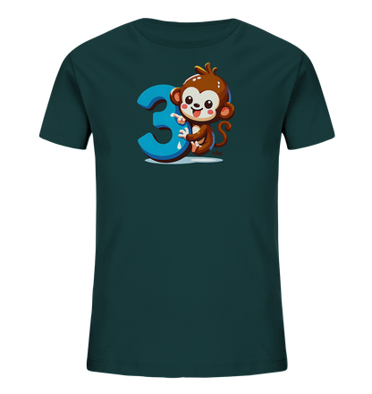 Onlineshop Shirts fuer Kinder - Das Bild zeigt ein dunkelpetrolfarbenes Kinder-T-Shirt mit einem froehlichen Motiv auf der Vorderseite. Ein brauner Cartoon-Affe sitzt neben einer grossen, blauen Zahl Drei und zeigt darauf. Der Affe laechelt freundlich und hat grosse Augen. Dieses verspielte Design ist ideal fuer Kinder.