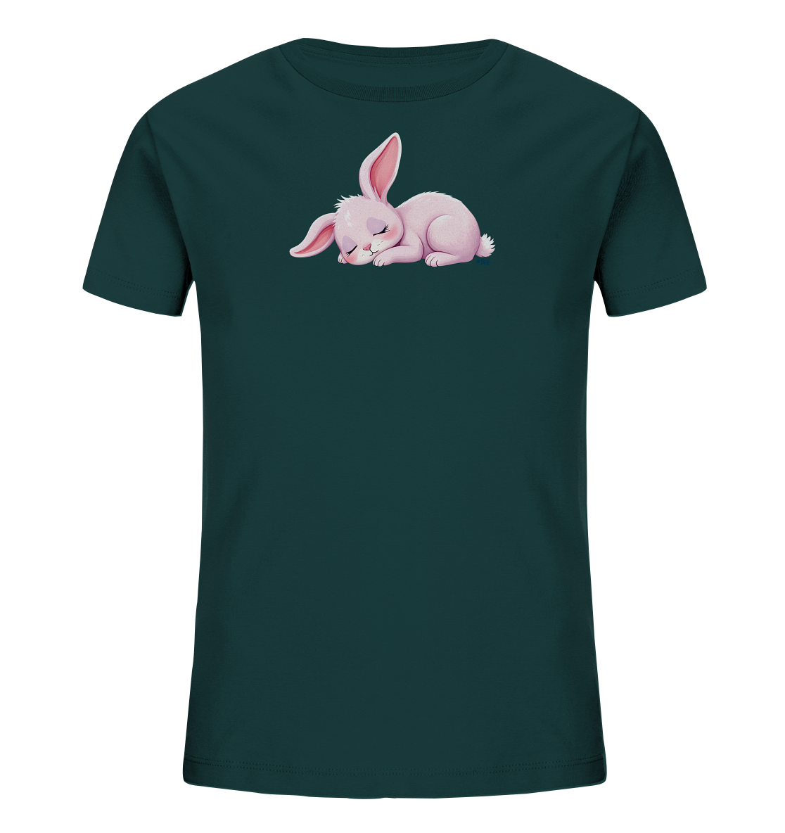 Onlineshop Shirts fuer Kinder - Das Bild zeigt ein dunkelgruenes Kinder-T-Shirt mit einem niedlichen Motiv eines schlafenden, rosa Hasen auf der Vorderseite. Der Hase ist zusammengerollt dargestellt, mit geschlossenen Augen und langen Ohren. Das Design wirkt ruhig und ansprechend fuer kleine Kinder.