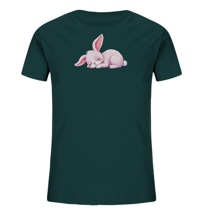 Onlineshop Shirts fuer Kinder - Das Bild zeigt ein dunkelgruenes Kinder-T-Shirt mit einem niedlichen Motiv eines schlafenden, rosa Hasen auf der Vorderseite. Der Hase ist zusammengerollt dargestellt, mit geschlossenen Augen und langen Ohren. Das Design wirkt ruhig und ansprechend fuer kleine Kinder.