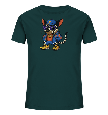 Onlineshop Shirts fuer Kinder - Das dunkelgruene T-Shirt praesentiert eine laessige Cartoon-Illustration eines gestreiften Tieres. Dieses traegt eine blaue Kappe, Sonnenbrille, eine Goldkette und sportliche Streetwear in Blau, Orange und Gelb. Das Tier ist stehend abgebildet und hat die Haende in den Hosentaschen. Das Design verleiht dem Shirt einen modernen und spielerischen Stil.