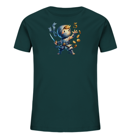 Onlineshop Shirts fuer Kinder - Das T-Shirt in Dunkelgruen zeigt eine Comic-Illustration eines kleinen Ninjas. Dieser traegt eine Bandagenmaske, haelt ein Schwert und ist von fallenden Muenzen umgeben. Neben dem Ninja steht die goldene Zahl '5'. Das Motiv ist detailliert und verspielt.