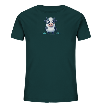 Onlineshop Shirts fuer Kinder - Das Bild zeigt ein dunkelgruenes Kinder-T-Shirt mit einem niedlichen Aufdruck. In der Mitte der Vorderseite ist eine kleine, cartoonhafte Kuh in Schwarz-Weiss abgebildet, die auf stilisiertem gruenen Gras steht. Die Kuh hat grosse, ausdrucksvolle Augen und ein freundliches Aussehen. Das einfache, aber ansprechende Design eignet sich gut fuer Kinderkleidung.