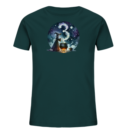 Onlineshop Shirts fuer Kinder - Das dunkelgruene T-Shirt praesentiert eine runde Grafik einer Hexe, die an einem brodelnden Kessel ruehrt. Über dem Kessel formt der aufsteigende Dampf oder Rauch eine grosse Zahl Drei, umgeben von einem sternenklaren Nachthimmel. Ein kleiner Topf steht daneben, ergaenzt durch weitere Details wie eine Wolke im Vordergrund. Das Design wirkt fantasievoll und zauberhaft.