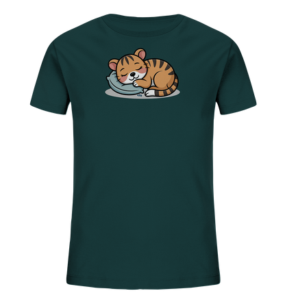 Onlineshop Shirts fuer Kinder - Das Bild zeigt ein dunkelgruenes Kinder-T-Shirt mit einem niedlichen Motiv eines schlafenden Tigerbabys. Das Cartoon-Tigerjunge ist auf einem hellblauen Kissen eingerollt dargestellt, mit geschlossenen Augen und einem friedlichen Ausdruck. Das Design ist liebevoll und detailreich, ideal fuer Kinder. Es praesentiert sich auf einem schlichten, schwarzen Hintergrund.