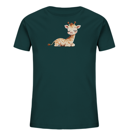Onlineshop Shirts fuer Kinder - Das Bild zeigt ein dunkelgruenes Kinder-T-Shirt mit einem niedlichen Giraffenmotiv auf der Vorderseite. Die Giraffe ist in liegender Position dargestellt, mit geschlossenen Augen und einem sanften Laecheln. Sie hat charakteristische braune Flecken und kleine Hoerner. Das Design wirkt ruhig und ansprechend fuer Kinder.