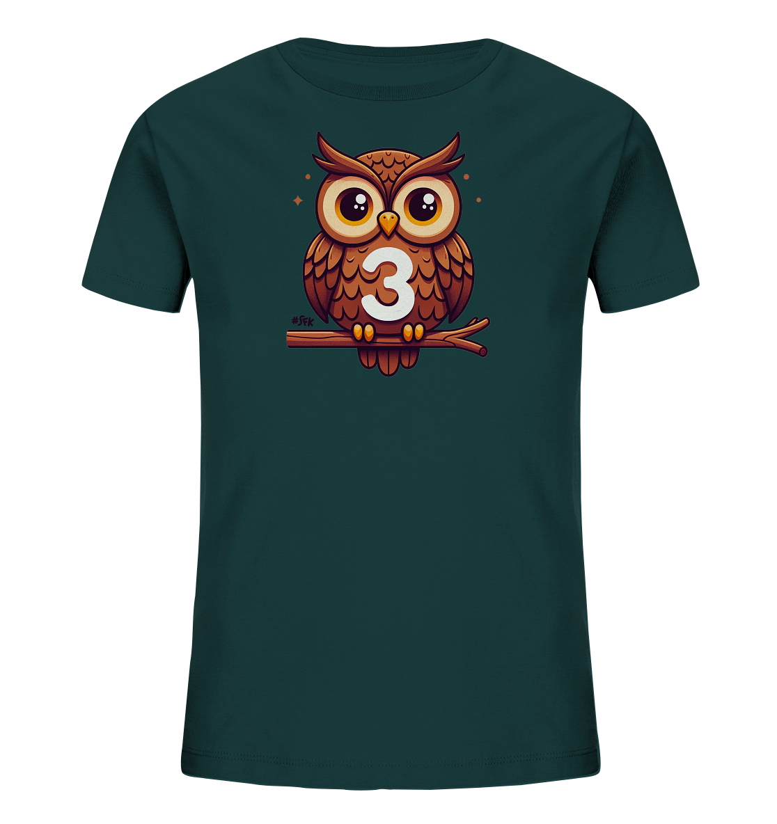 Onlineshop Shirts fuer Kinder - Das Bild zeigt ein dunkelgruenes Kinder-T-Shirt mit einer grafischen Darstellung einer Eule auf einem Ast. Die Eule hat grosse Augen und auf ihrer Brust ist prominent die weisse Zahl '3' platziert. Das Design ist im Cartoon-Stil gehalten und wirkt freundlich. Kleine grafische Akzente um die Eule ergaenzen das Motiv auf dem Shirt.