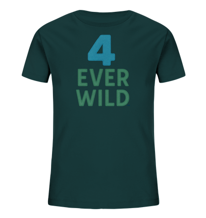 Onlineshop Shirts fuer Kinder - Das Bild zeigt ein dunkelgruenes T-Shirt fuer Kinder. Auf der Vorderseite ist zentral eine grosse, blau-tuerkise Ziffer '4' platziert. Darunter steht der Text "EVER WILD" in gruener Farbe. Das Design wirkt schlicht und thematisch an Natur oder Abenteuer angelehnt.