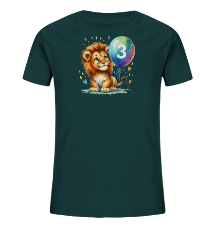 Onlineshop Shirts fuer Kinder - Das Bild zeigt ein dunkelgruenes T-Shirt mit einem niedlichen Cartoon-Loewen auf der Vorderseite. Der kleine Loewe sitzt neben einem bunten Ballon. Auf dem Ballon ist die Zahl '3' zu sehen. Kleine bunte Herzen und Punkte umgeben das Motiv und verleihen dem Design einen froehlichen Geburtstag-Touch.