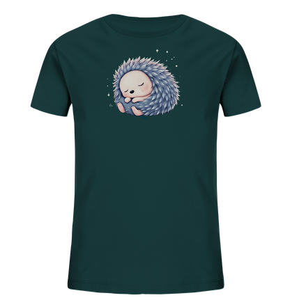 Onlineshop Shirts fuer Kinder - Das Bild zeigt ein dunkelpetrolfarbenes Kinder-T-Shirt mit einem niedlichen Motiv auf der Vorderseite. Darauf ist ein kleiner, schlafender Igel abgebildet, der sich gemuetlich eingerollt hat. Seine Stacheln sind hellgrau bis blaeulich, und kleine Sterne umgeben ihn. Das Design wirkt beruhigend und sanft, ideal fuer Kinder.