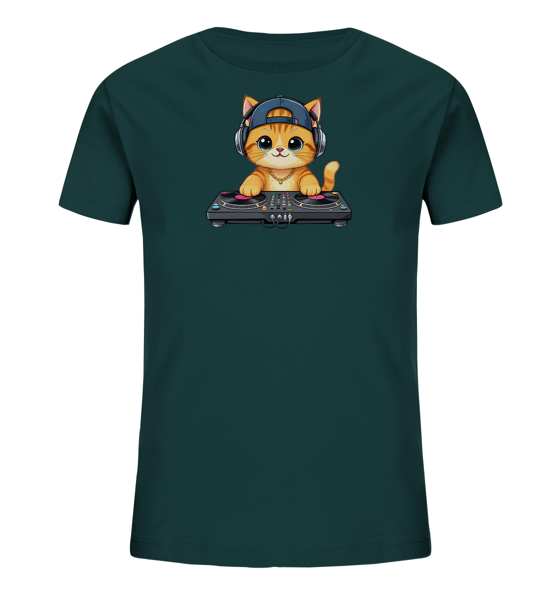Onlineshop Shirts fuer Kinder - Das Bild zeigt ein dunkelgruenes Kinder-T-Shirt mit einem aufgedruckten Motiv. Darauf ist eine niedliche, orangefarbene Katze zu sehen, die eine Baseballkappe und Kopfhoerer traegt. Die Katze sitzt vor einem DJ-Mischpult und hat eine goldene Kette um den Hals. Das Design verleiht dem Shirt einen verspielten und modernen Look.