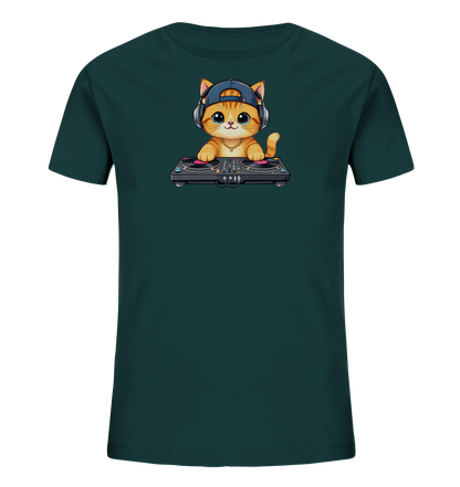 Onlineshop Shirts fuer Kinder - Das Bild zeigt ein dunkelgruenes Kinder-T-Shirt mit einem aufgedruckten Motiv. Darauf ist eine niedliche, orangefarbene Katze zu sehen, die eine Baseballkappe und Kopfhoerer traegt. Die Katze sitzt vor einem DJ-Mischpult und hat eine goldene Kette um den Hals. Das Design verleiht dem Shirt einen verspielten und modernen Look.