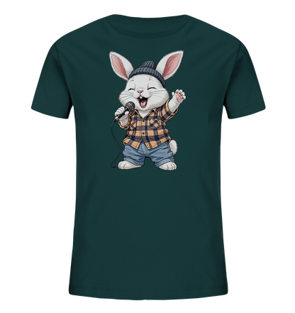 Onlineshop Shirts fuer Kinder - Das Bild zeigt ein dunkelgruenes T-Shirt mit einem niedlichen Cartoon-Hase als Motiv. Der Hase traegt eine karierte Bluse, Jeans-Shorts und eine dunkle Strickmuetze. Er haelt ein Mikrofon und singt mit einem froehlichen Gesichtsausdruck, wobei seine Augen geschlossen und eine Pfote erhoben sind. Das gesamte Design wirkt verspielt und musikalisch.