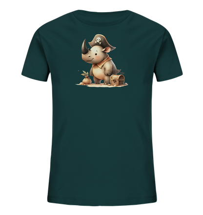 Onlineshop Shirts fuer Kinder - Das Bild zeigt ein dunkelgruenes T-Shirt mit einem charmanten Druck. Das Motiv zeigt ein cartoonhaftes Nashorn, das als Pirat verkleidet ist und einen Hut mit Totenkopf traegt. Es steht auf sandigem Untergrund neben einer kleinen Schatzkiste und einem Sack. Das Design wirkt verspielt und detailreich.