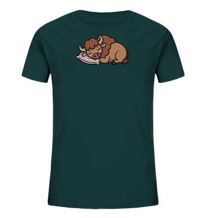 Onlineshop Shirts fuer Kinder - Das Bild zeigt ein dunkelgruenes Kinder-T-Shirt. Auf der Vorderseite ist eine suesse, cartoonartige Illustration eines schlafenden Bueffels zu sehen. Der Bueffel ist braun gefaerbt, hat kleine Hoerner und ruht auf einem hellrosa Kissen. Das friedliche Motiv verleiht dem Shirt einen gemuetlichen Charakter.