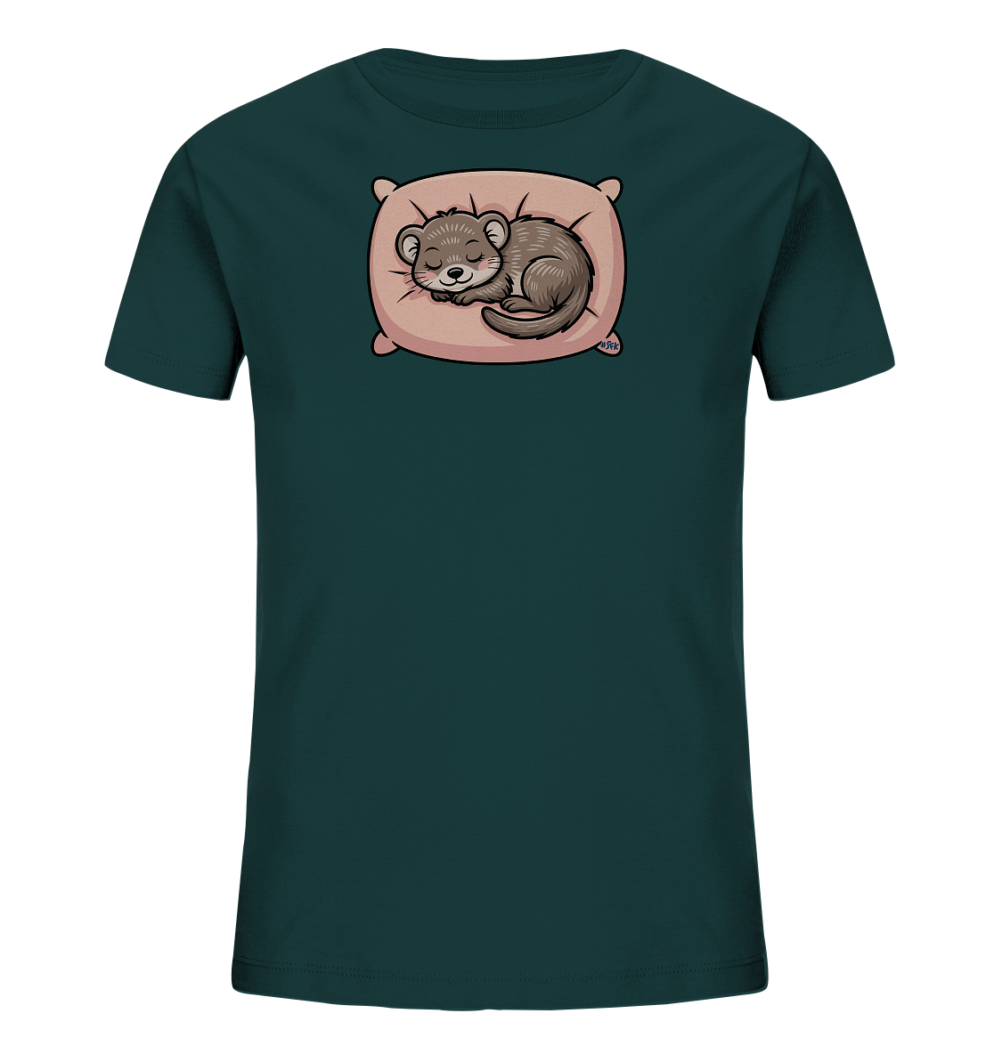 Onlineshop Shirts fuer Kinder - Das Bild praesentiert ein dunkelgruenes Kinder-T-Shirt. Zentral auf der Vorderseite ist eine Illustration eines kleinen, schlafenden Tieres zu sehen, das auf einem hellrosa Kissen liegt. Das Tier ist zusammengerollt mit geschlossenen Augen dargestellt. Dieses Motiv verleiht dem T-Shirt einen ruhigen und niedlichen Ausdruck.