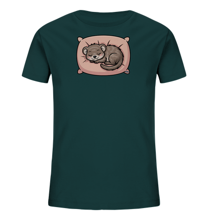 Onlineshop Shirts fuer Kinder - Das Bild praesentiert ein dunkelgruenes Kinder-T-Shirt. Zentral auf der Vorderseite ist eine Illustration eines kleinen, schlafenden Tieres zu sehen, das auf einem hellrosa Kissen liegt. Das Tier ist zusammengerollt mit geschlossenen Augen dargestellt. Dieses Motiv verleiht dem T-Shirt einen ruhigen und niedlichen Ausdruck.