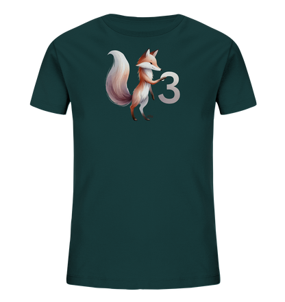 Onlineshop Shirts fuer Kinder - Dieses Bild praesentiert ein dunkelgruenes T-Shirt mit einer charmanten Illustration auf der Vorderseite. Das Motiv zeigt einen stehenden Fuchs mit einem buschigen Schwanz neben einer grossen, stilisierten Zahl '3'. Der freundliche Fuchs hat eine Pfote auf der Ziffer. Die Grafik ist in warmen Farbtoenen gehalten und sticht vom dunklen Stoff ab.