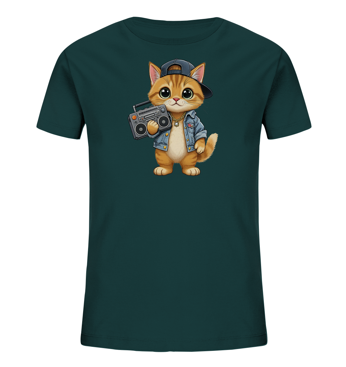 Onlineshop Shirts fuer Kinder - Das Bild zeigt ein petrolfarbenes T-Shirt fuer Kinder mit einer detaillierten Illustration eines orangefarbenen Katers. Der Kater traegt eine Jeansjacke, eine Baseballkappe und eine goldene Kette. In seinen Pfoten haelt er einen klassischen Kassettenrekorder. Das Design wirkt verspielt und laessig.
