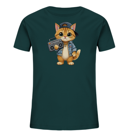 Onlineshop Shirts fuer Kinder - Das Bild zeigt ein petrolfarbenes T-Shirt fuer Kinder mit einer detaillierten Illustration eines orangefarbenen Katers. Der Kater traegt eine Jeansjacke, eine Baseballkappe und eine goldene Kette. In seinen Pfoten haelt er einen klassischen Kassettenrekorder. Das Design wirkt verspielt und laessig.