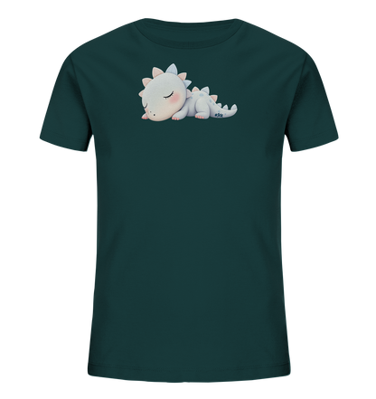 Onlineshop Shirts fuer Kinder - Das Bild zeigt ein dunkelgruenes Kinder-T-Shirt mit einem niedlichen, schlafenden Dinosaurier-Motiv auf der Vorderseite. Der kleine Drache ist hellgrau mit zartrosa Wangen und blaeulich-rosa Rueckenstacheln. Er liegt friedlich da, die Augen geschlossen und vermittelt eine ruhige Ausstrahlung. Das Design verleiht dem Shirt eine beruhigende und verspielte Note.