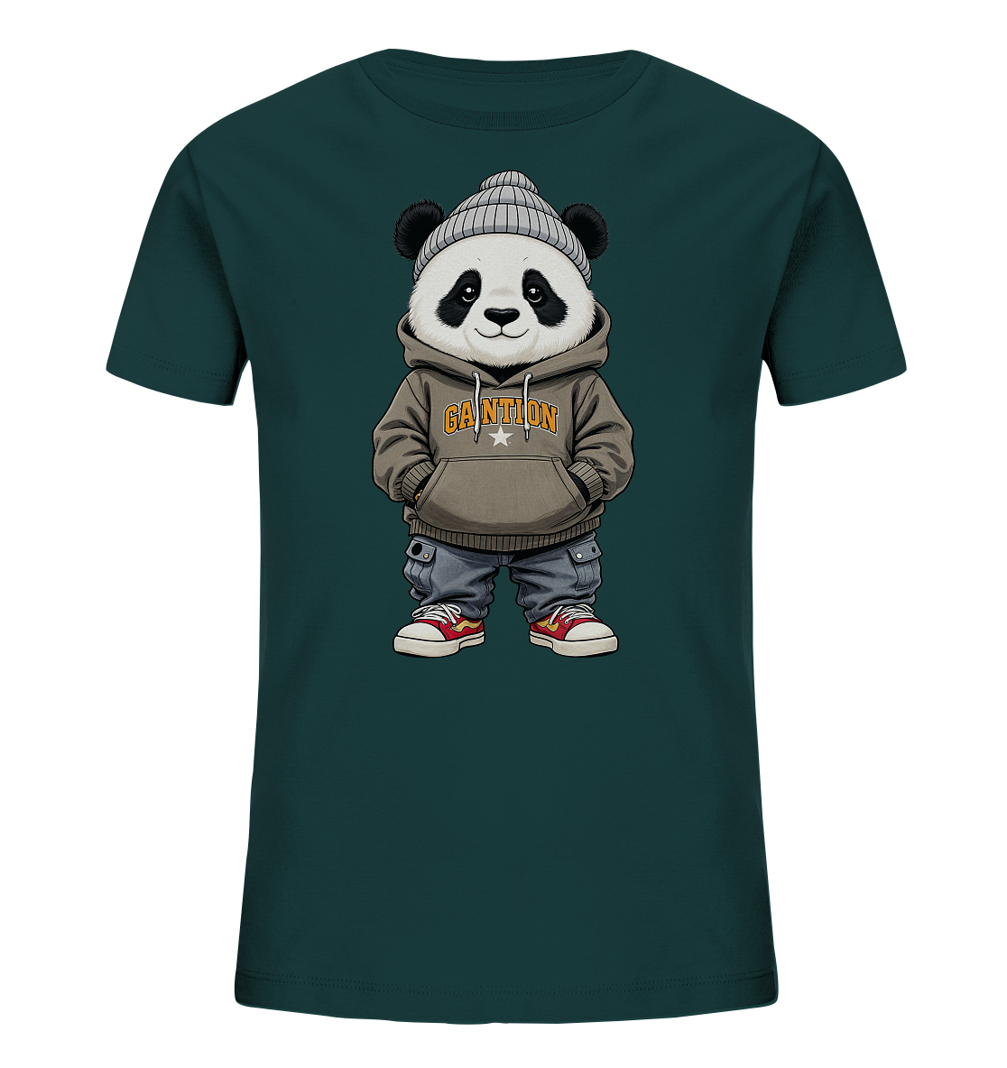 Onlineshop Shirts fuer Kinder - Das Bild zeigt ein dunkelgruenes Kinder-T-Shirt mit einem niedlichen Panda-Motiv auf der Vorderseite. Der Panda traegt eine graue Muetze, einen braunen Kapuzenpullover mit einem Schriftzug und einem Stern, sowie blaue Hosen und rote Turnschuhe. Er steht laessig mit den Haenden in den Taschen und hat einen freundlichen Ausdruck. Das Design ist modern und ansprechend fuer Kinder.