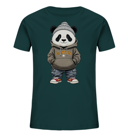 Onlineshop Shirts fuer Kinder - Das Bild zeigt ein dunkelgruenes Kinder-T-Shirt mit einem niedlichen Panda-Motiv auf der Vorderseite. Der Panda traegt eine graue Muetze, einen braunen Kapuzenpullover mit einem Schriftzug und einem Stern, sowie blaue Hosen und rote Turnschuhe. Er steht laessig mit den Haenden in den Taschen und hat einen freundlichen Ausdruck. Das Design ist modern und ansprechend fuer Kinder.