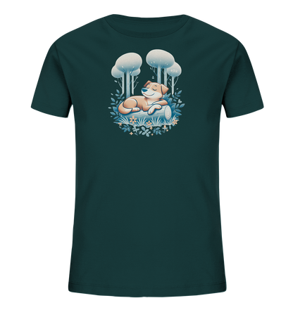 Onlineshop Shirts fuer Kinder - Das Bild zeigt ein dunkelpetrolfarbenes T-Shirt mit einem ruhigen Naturmotiv. Darauf ist ein kleiner, brauner Hund abgebildet, der friedlich auf einem Baumstamm inmitten von Pflanzen und Baeumen schlaeft. Das Design ist detailliert und in sanften Farbtoenen gehalten, was eine entspannte Atmosphaere vermittelt.