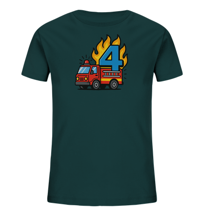 Onlineshop Shirts fuer Kinder - Das Bild zeigt ein dunkelgruenes Kinder-T-Shirt mit einem lebhaften Aufdruck. Zentral auf der Vorderseite ist ein rotes Feuerwehrauto abgebildet. Dahinter ragt eine grosse, blaue Zahl '4' empor, umgeben von stilisierten Flammen. Das Design wirkt dynamisch und farbenfroh.